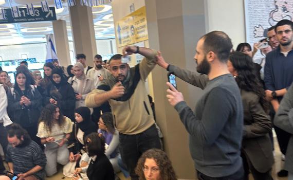 אחרי השעיית המרצה: מחאה סוערת באוניברסיטה העברית