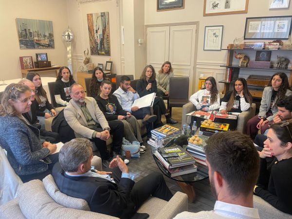 סרקוזי למשפחות החטופים: 'שקט הוא גזר דין מוות'