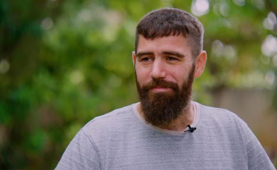 צפו: המוזיקאי שנפצע בעזה מספר על השיקום הארוך