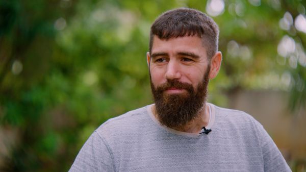 צפו: המוזיקאי שנפצע בעזה מספר על השיקום הארוך