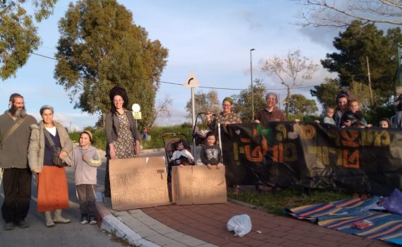 אשת העצור המנהלי הפגינה מול סמוטריץ': "אות קלון"