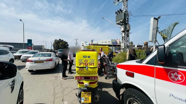 רוכב אופנוע נפגע מרכב בכפר סבא, מצבו קשה