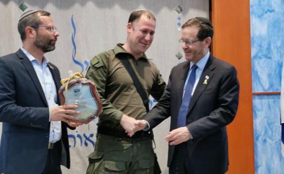 אות הוקרה מהנשיא לגיבור הפיגוע בתחנת הדלק בעלי