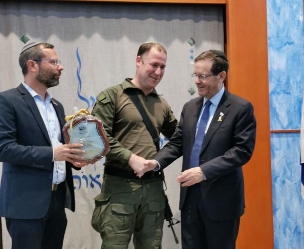 אות הוקרה מהנשיא לגיבור הפיגוע בתחנת הדלק בעלי