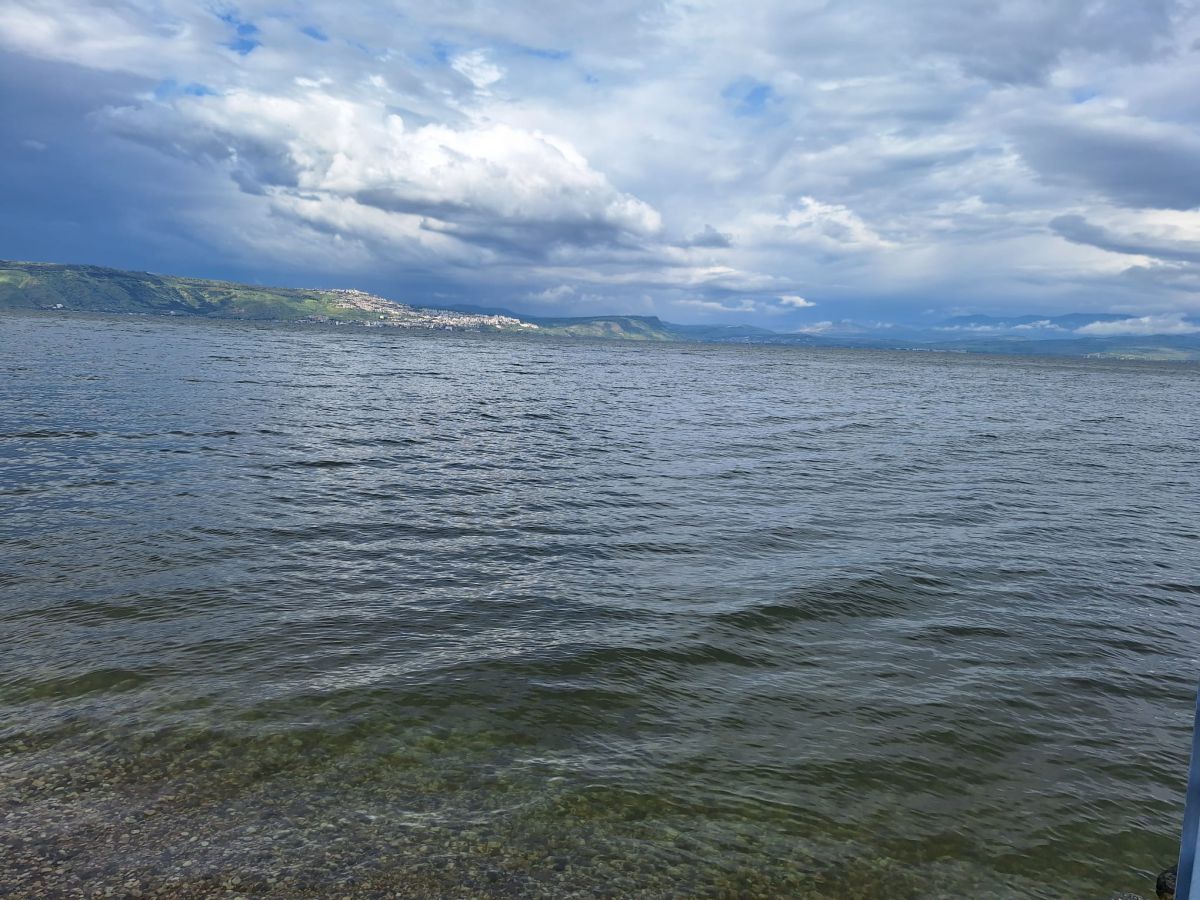 צעיר נכנס לכנרת עם מזרון ים ונעלם