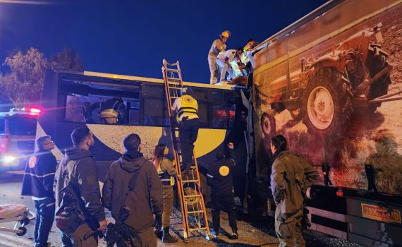 שני פצועים קשה בתאונת דרכים בין אוטובוס למשאית