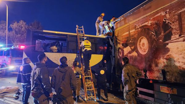 שני פצועים קשה בתאונת דרכים בין אוטובוס למשאית
