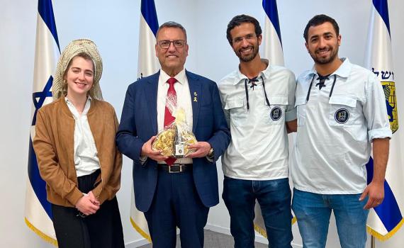 בני עקיבא מחוז ירושלים העניק משלוח מנות לראש העיר ירושלים