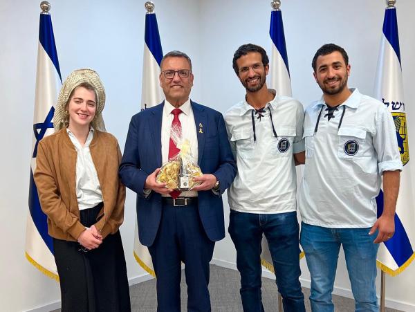 בני עקיבא מחוז ירושלים העניק משלוח מנות לראש העיר ירושלים