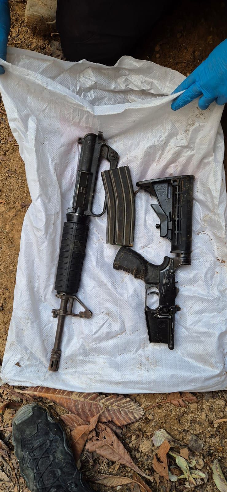 מחדל נוראי: נשק צבאי, אקדח, סכינים וגרזן אותרו בעמק חפר