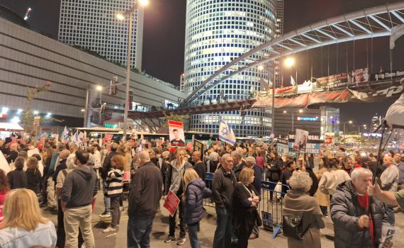 בזמן הצהרת הגרי: מפגינים חסמו כביש מול הקריה. צפו