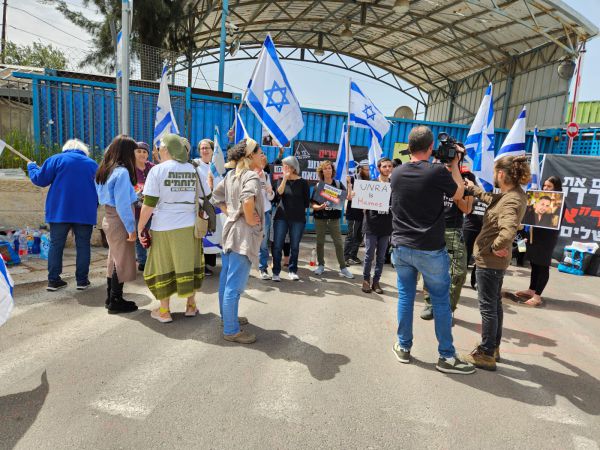 בני משפחות החטופים חסמו את בניין אונר"א בירושלים. צפו