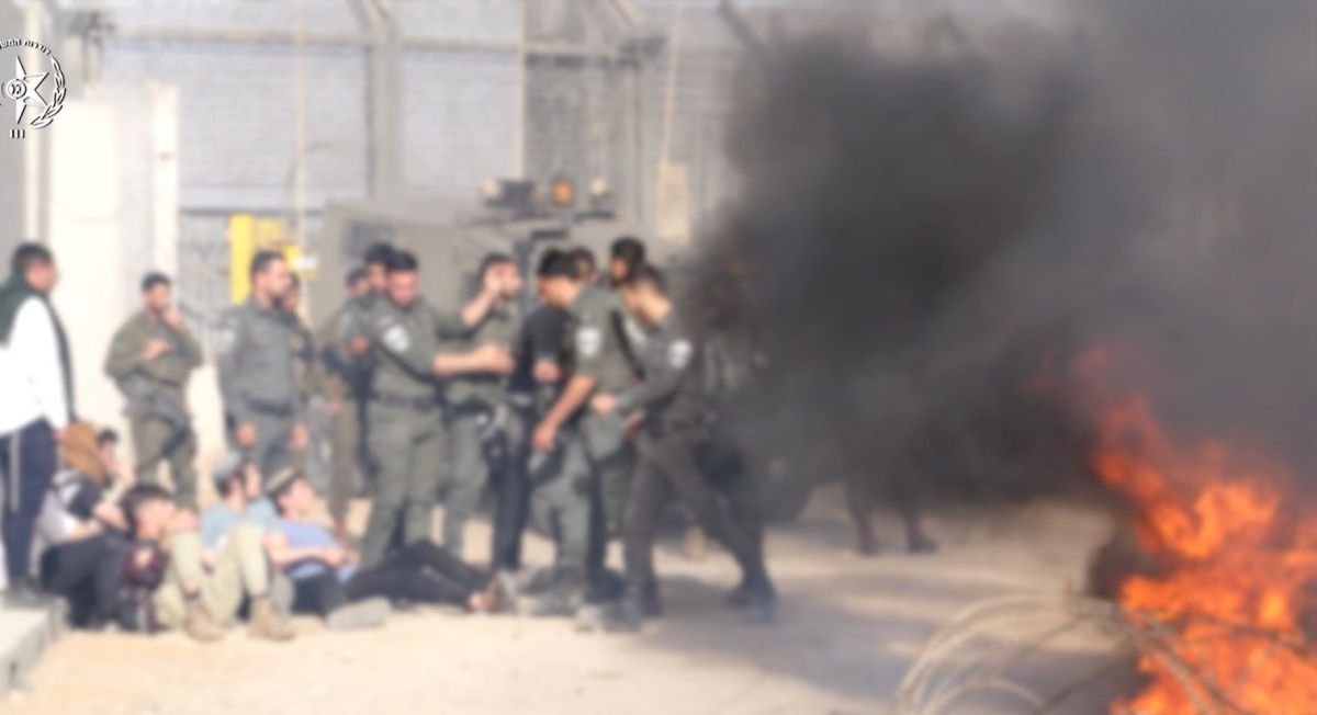 מפגינים חסמו את משאיות הסיוע ונעצרו. צפו