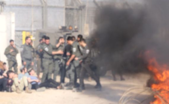 מפגינים חסמו את משאיות הסיוע ונעצרו. צפו