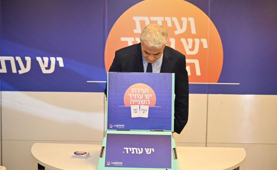יאיר לפיד הצביע: "נצא מפה יותר מאוחדים"