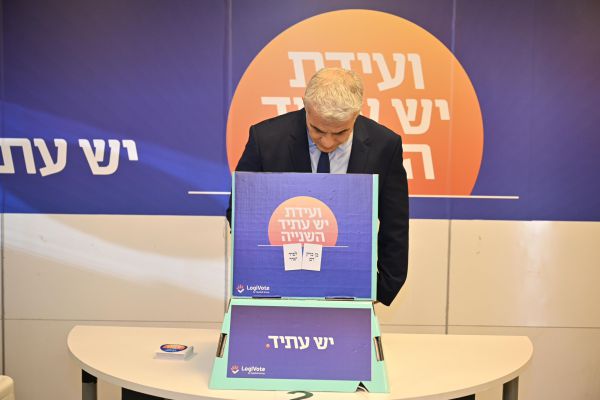 יאיר לפיד הצביע: "נצא מפה יותר מאוחדים"