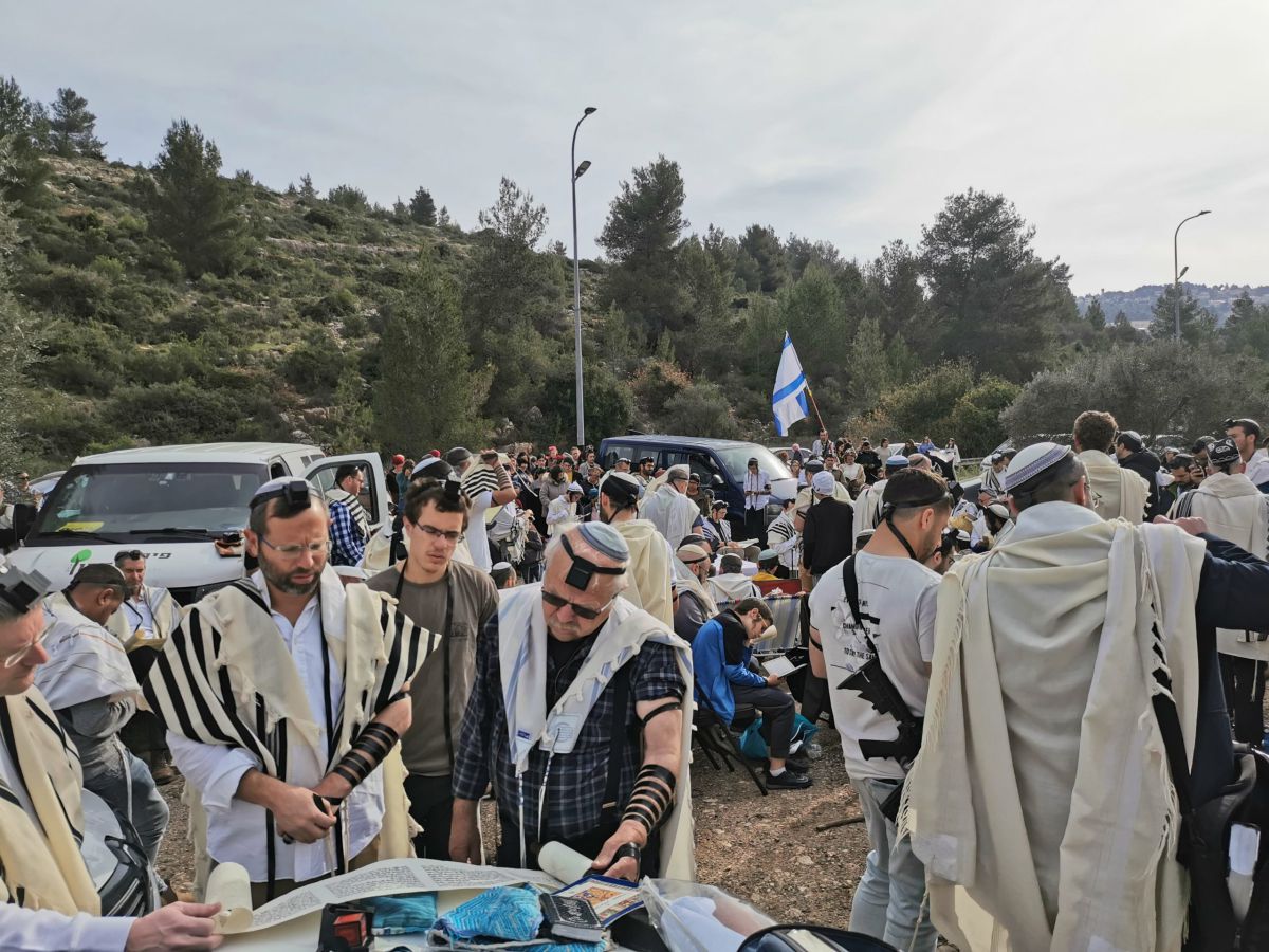 יומיים אחרי: קריאת מגילה במקום הפיגוע בדולב