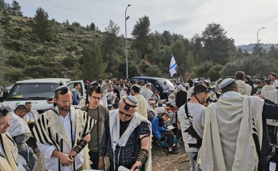 יומיים אחרי: קריאת מגילה במקום הפיגוע בדולב