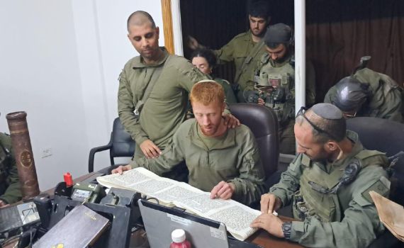 "על הניסים": מח"ט 401 בקריאת מגילה בשיפא. צפו