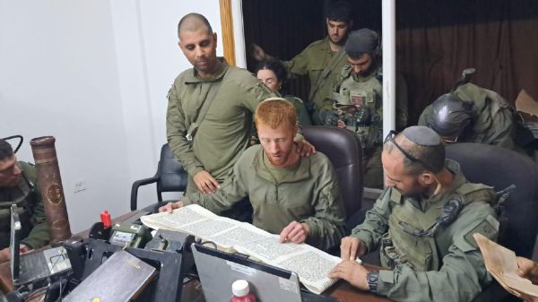 "על הניסים": מח"ט 401 בקריאת מגילה בשיפא. צפו