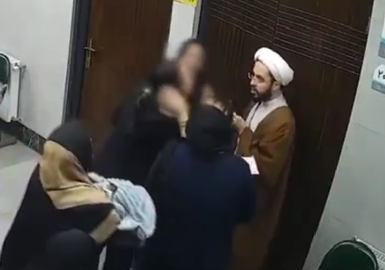 דרמה באיראן: איש דת צילם אישה וספג זעם המוני