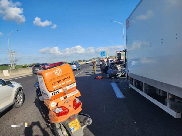 כביש 1: אישה נפצעה באורח בינוני בתאונת דרכים