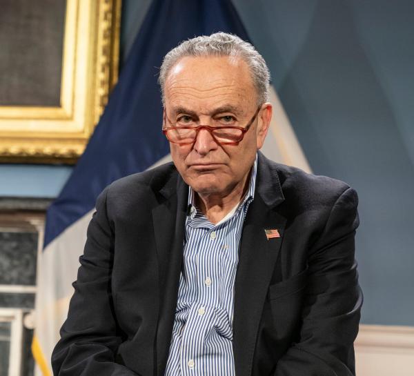 שוב מתערב: צ'אק שומר קורא להקדמת הבחירות בישראל