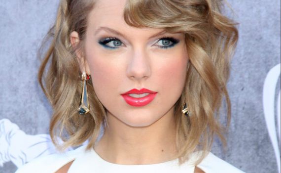 אביה של טיילור סוויפט נחקר בגין תקיפה של צלם