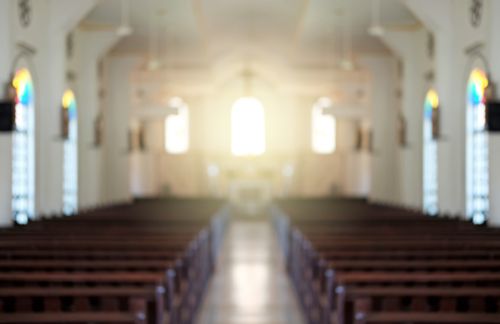 טלטלה במגזר החרדי: התחבקו עם נוצריות והודחו מתפקידם