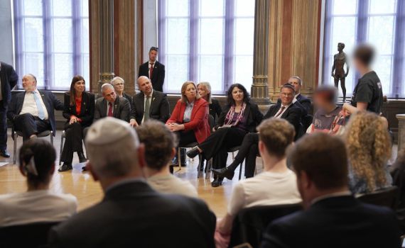 אוחנה פגש נוער יהודי בגרמניה: "לא מרגיש בטוח"