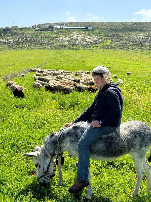 ציוד הוחרם מהחווה ממנה יצא בנימין אחימאיר הי"ד