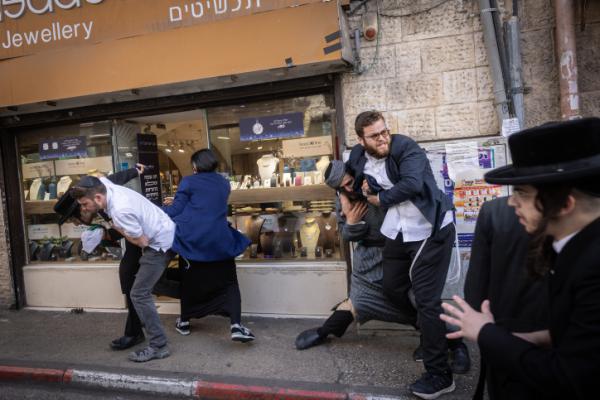 בלשים התחפשו לחרדים ועצרו מתפרעים בירושלים