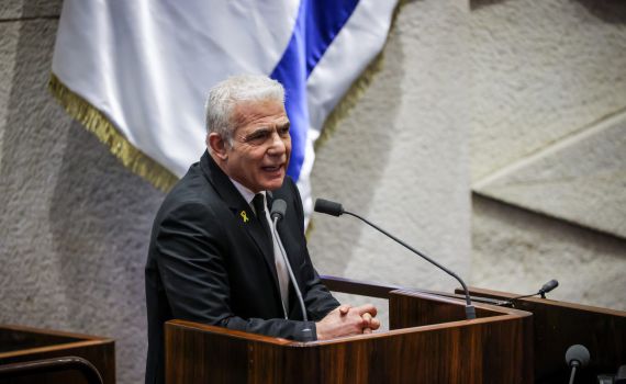 לפיד לנתניהו: "מפאת כבודך לא אספר איך נראית ב-7 באוקטובר"