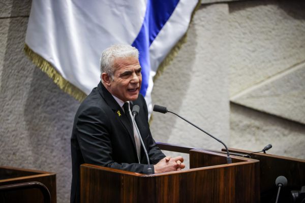 לפיד לנתניהו: "מפאת כבודך לא אספר איך נראית ב-7 באוקטובר"