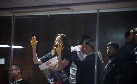 בזמן המליאה: משפחות חטופים התפרעו ביציע. צפו