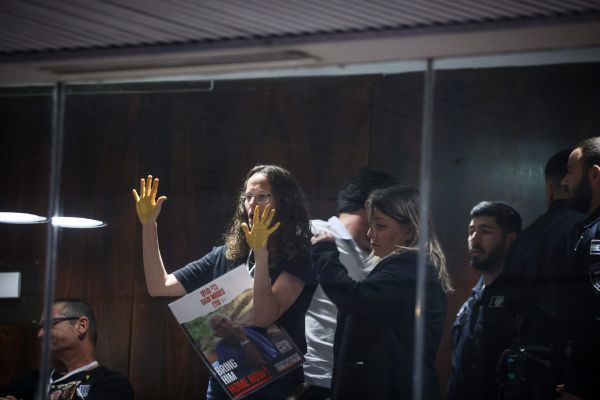 בזמן המליאה: משפחות חטופים התפרעו ביציע. צפו