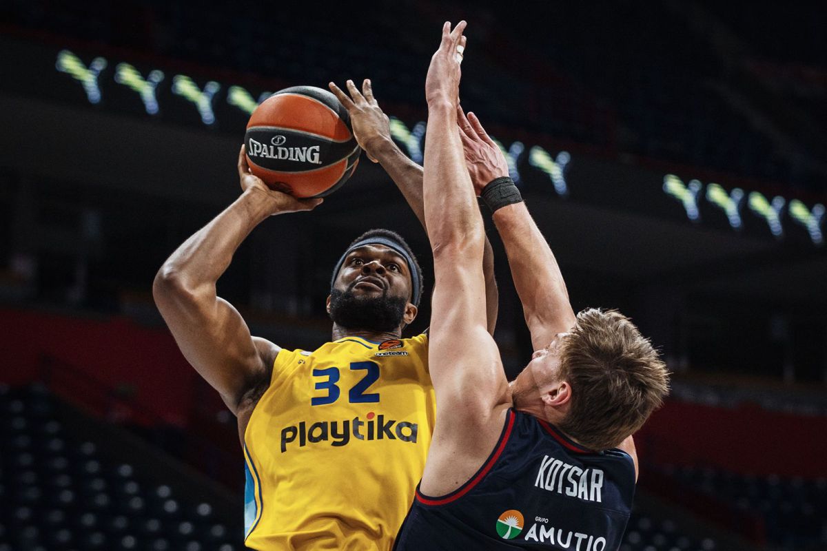 מכבי הביסה את בסקוניה ועלתה לרבע גמר היורוליג