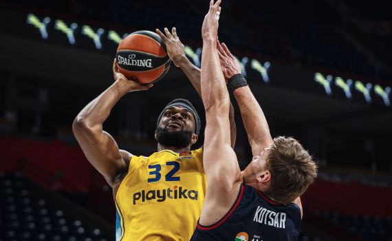 מכבי הביסה את בסקוניה ועלתה לרבע גמר היורוליג