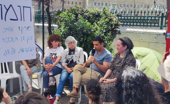 נחמה תאנה הגיעה למאהל מחאת השמאל מול הכנסת