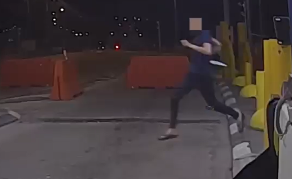 רץ בסכין שלופה: תיעוד מהפיגוע במעבר אליהו