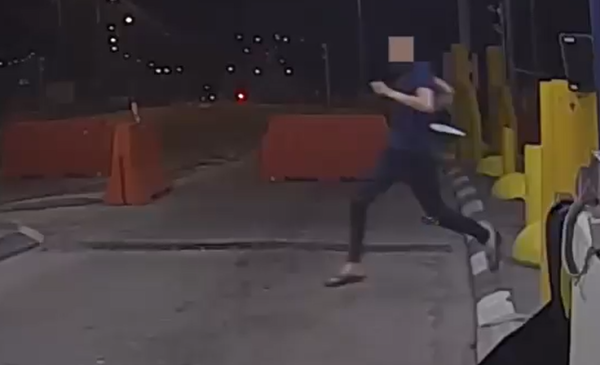 רץ בסכין שלופה: תיעוד מהפיגוע במעבר אליהו