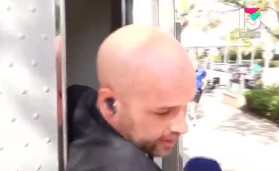 כתב רשת 13 נתקע בשירותים באמצע שידור. צפו