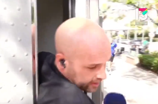 כתב רשת 13 נתקע בשירותים באמצע שידור. צפו