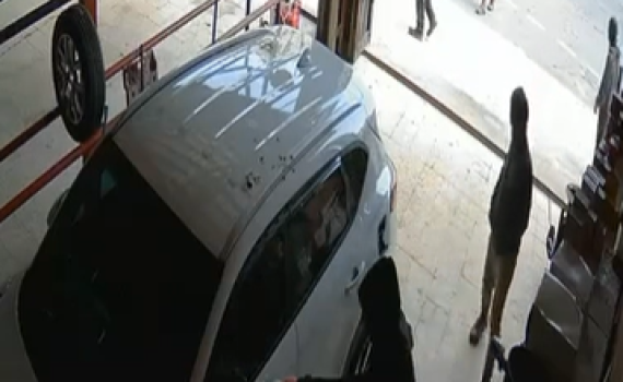 צפו: מתנחלים שרפו רכב בעיצומה של השבת