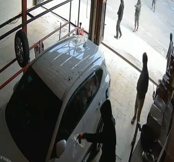 צפו: מתנחלים שרפו רכב בעיצומה של השבת