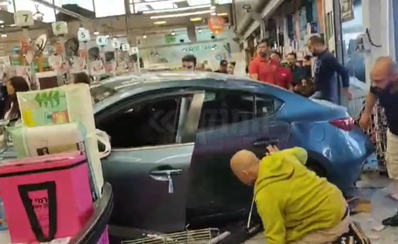 רכב נכנס לתוך סניף רמי לוי והתנגש בקופות. צפו בתיעוד