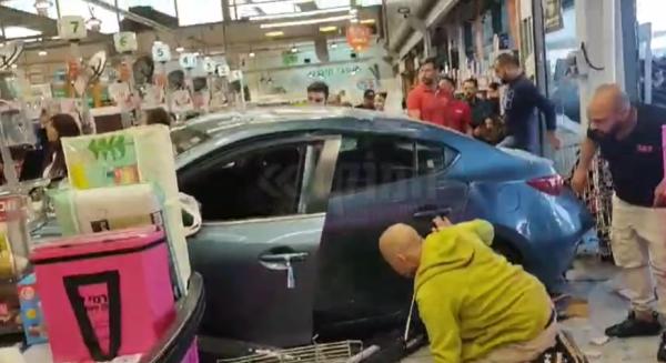 רכב נכנס לתוך סניף רמי לוי והתנגש בקופות. צפו בתיעוד