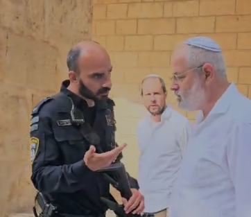 'אדוני לא מתפללים פה': הרב מלמל פסוקים בהר הבית ונעצר