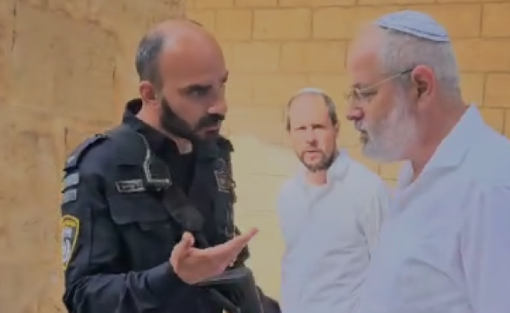 'אדוני לא מתפללים פה': הרב מלמל פסוקים בהר הבית ונעצר
