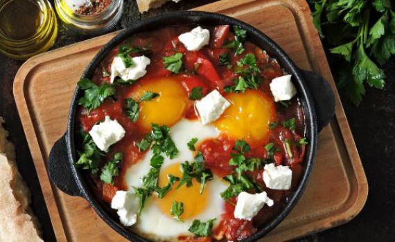 תשעת הימים: מתכון לשקשוקה פיקנטית עם חצילים וגבינת פטה